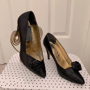 🐝 Touch of Nina Black Satin Pump Size 7.5